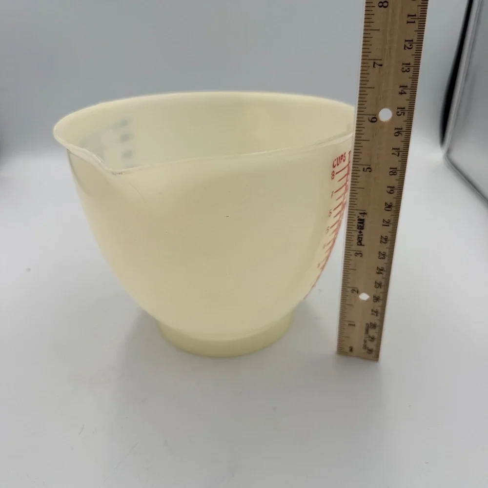Tupperware Vintage Mix-N-Stor 8 Cup 2 Liter Measuring Pitcher Cream 1243